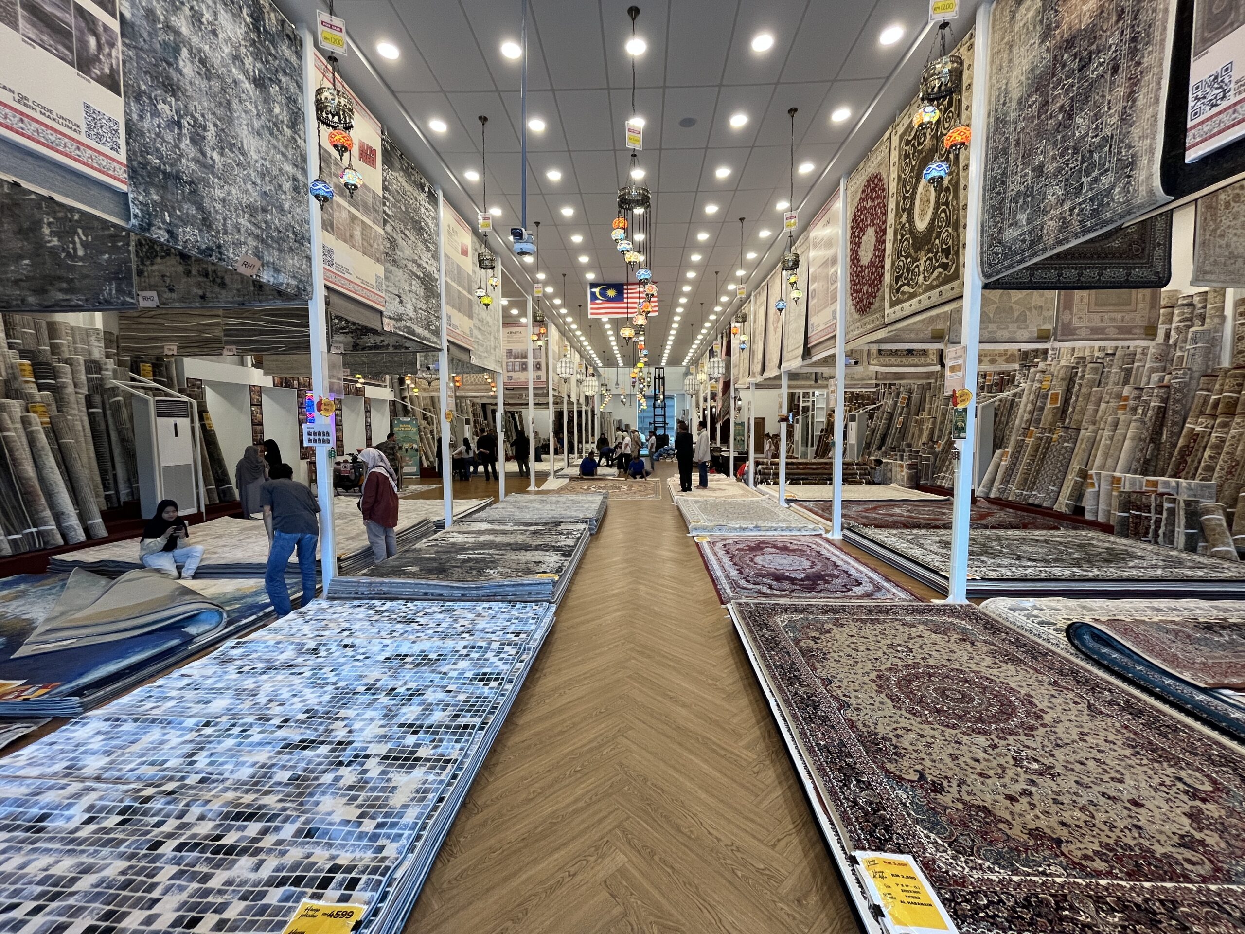 Many customers visit the biggest showroom of Al Aqsa to choose their carpet